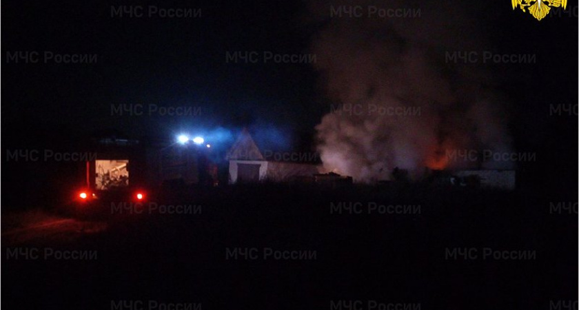 Клинцовские пожарные ночью около часа тушили горящее подворье