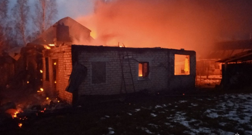 Пожар в Навлинском районе: сгорело подворье в селе Бяково, жертв нет