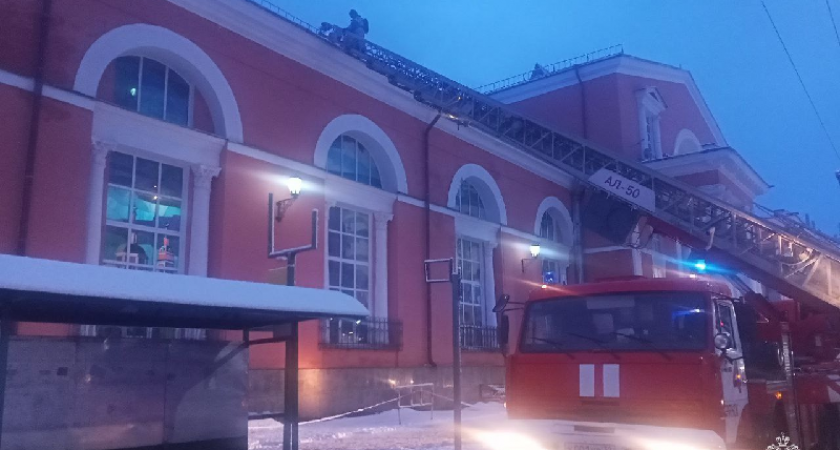 Пожарные утром тушили крышу железнодорожного вокзала Брянск-Орловский