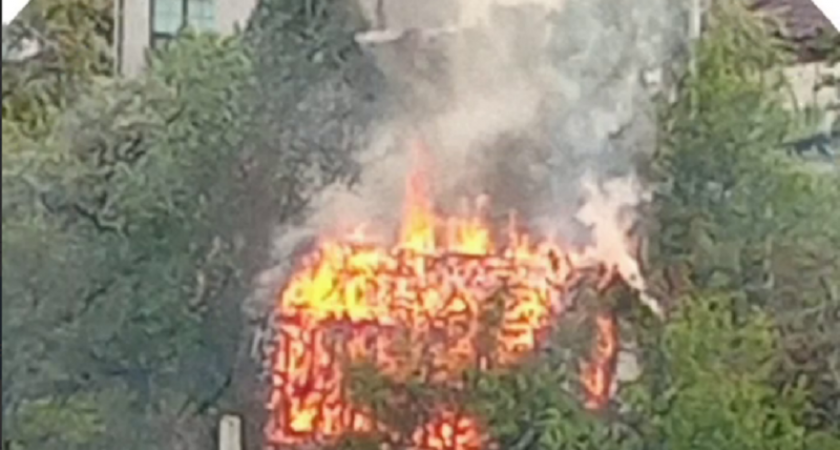 Пожар в Брянске: огонь полностью уничтожил жилой дом недалеко от областной больницы