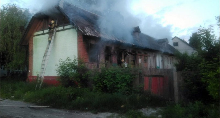 В Бежице рано утром горел нежилой дом у «Цыганского магазина»