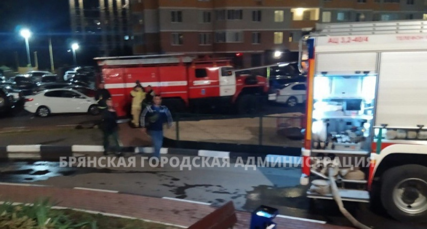 Брянские пожарные потушили горевшую квартиру на шестом этаже