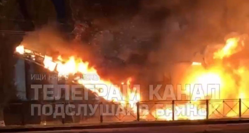 На проспекте Московском в Брянске загорелась ремонтная техника