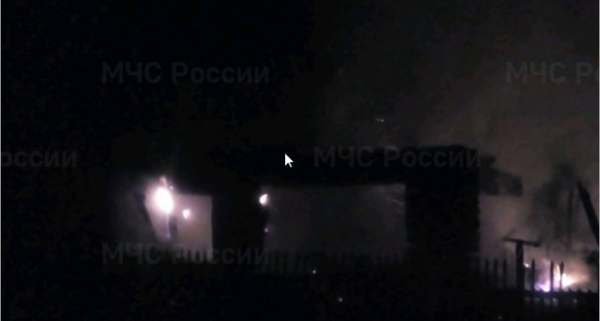 Навлинские пожарные тушили горящий дом в Алтухово около семи часов