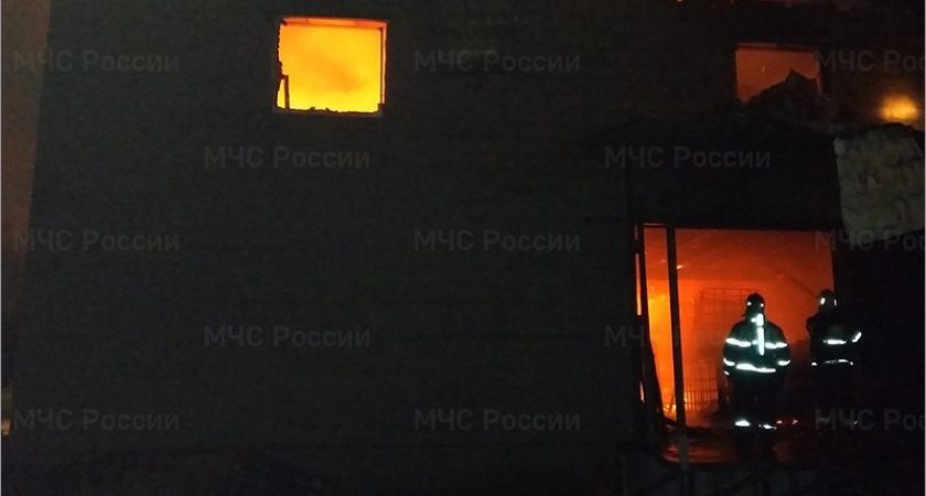 В Брянске на Соборной сгорел двухэтажный склад
