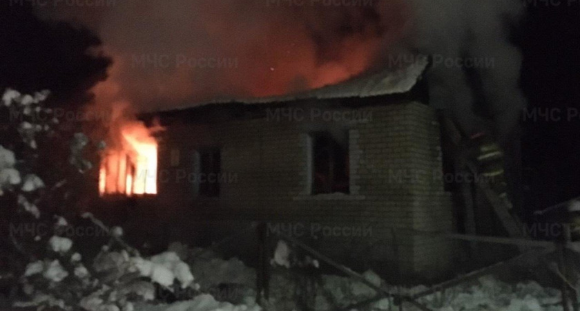 При пожаре в жилом доме под Жуковкой погиб мужчина, еще один получил ожоги