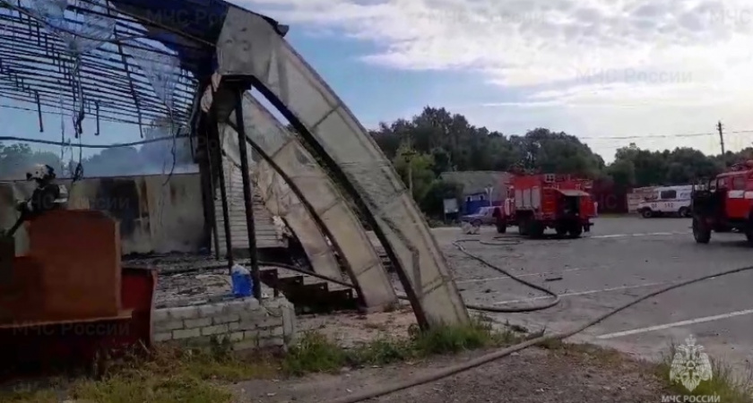 Пожар уничтожил продмаг в брянском селе Красный Рог. Жертв нет