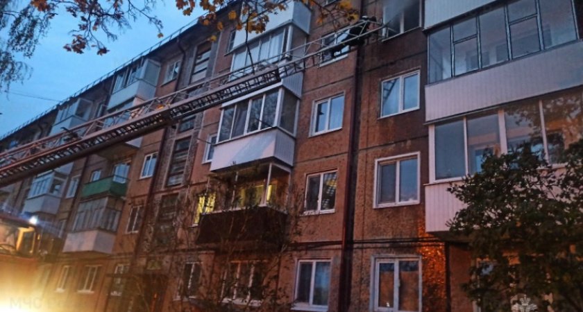 Пожар в пятиэтажке в Карачеве: выгорела квартира, её обитатель спасён