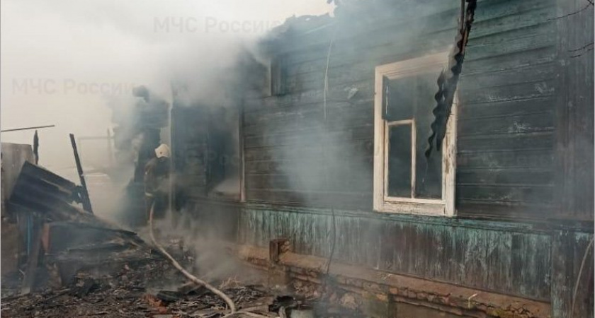 В трубчевской деревне сгорел жилой дом. О жертвах пока не сообщается