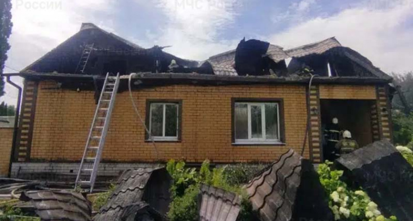 В Севске сгорел жилой дом, хозяева не пострадали