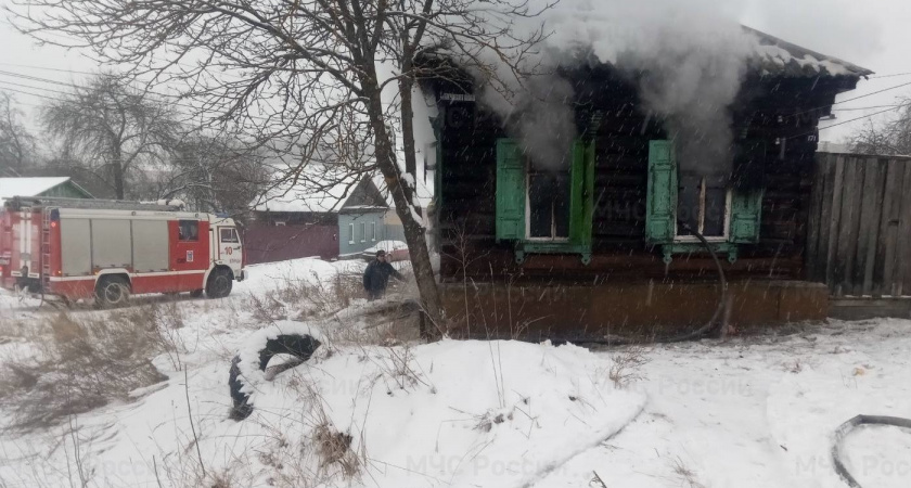 Дятьковские пожарные больше часа пытались потушить горящий частный дом