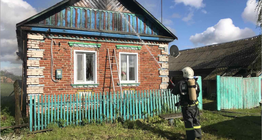 Погарские пожарные больше часа тушили «комплексный» пожар