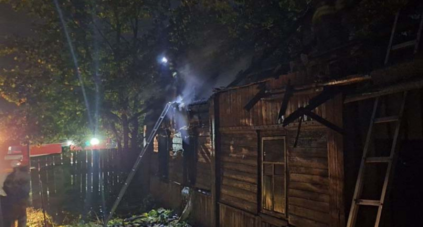 Пожар в селе под Суражом: повреждена кровля, хозяин получил ожоги