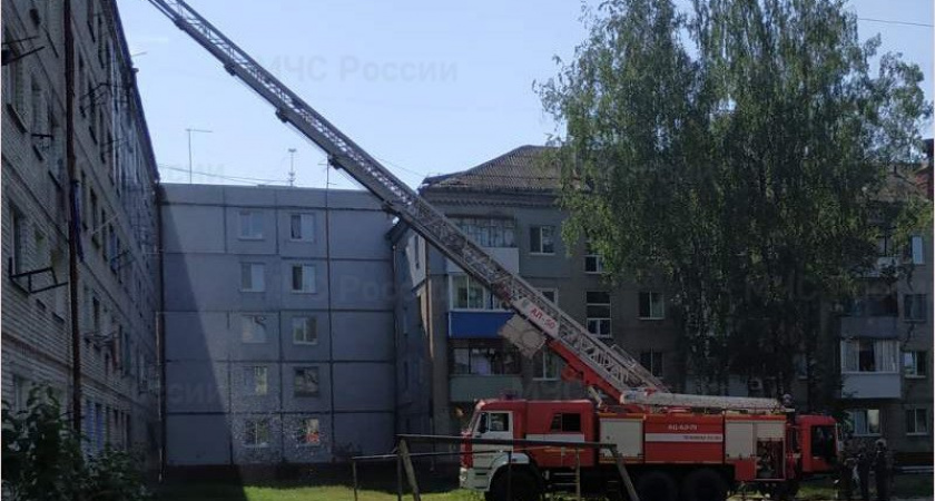 Брянские пожарные ликвидировали возгорание под крышей многоэтажки на Новом Городке