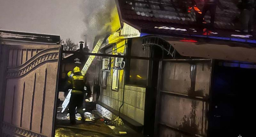 В Брянске на Болховской сгорел жилой дом, хозяева не пострадали — МЧС