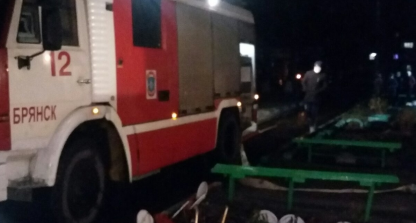 В Бежице спасатели вынесли пострадавшего из горевшей постели