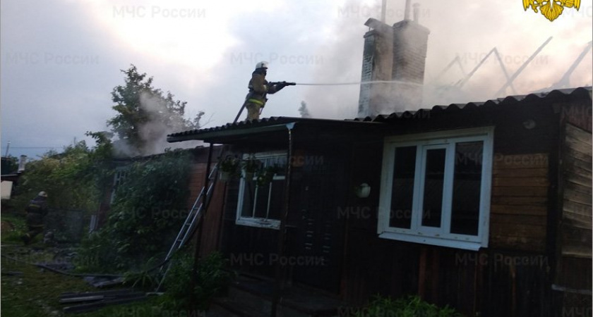 В Синезёрках сгорел двухквартирный жилой дом. Жертв нет