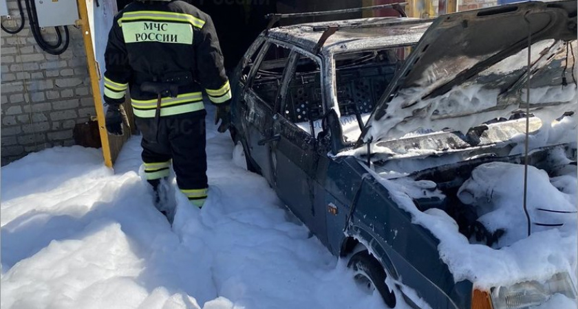 В пригороде Брянска средь бела дня сгорела легковая машина