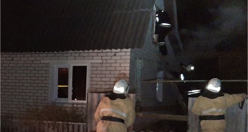 В Карачеве выгорел жилой дом. Жертв нет
