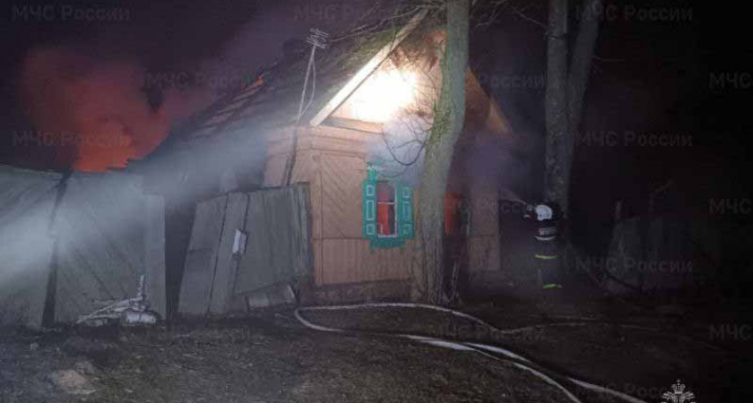 Пожар в селе под Злынкой: дом сгорел, два человека погибли