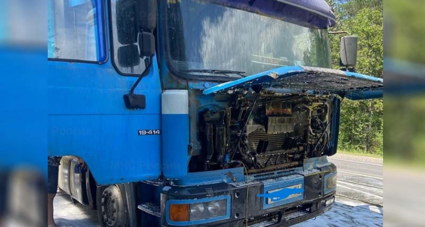 У памятника Водителям под Брянском загорелся большегруз