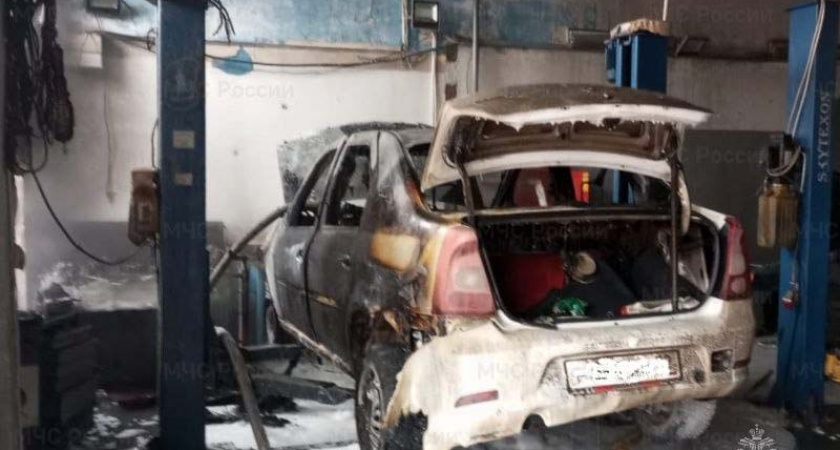 В Брянске из-за пожара в автомобиле пострадали два человека