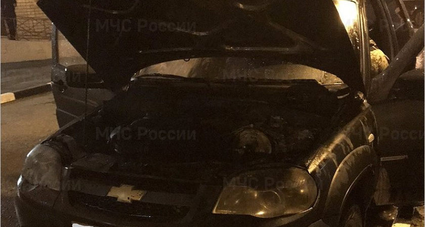 В Брянске  горел припаркованный во дворе внедорожник