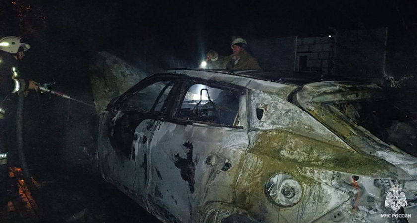 Пожар в Почепе: на улице сгорел припаркованный автомобиль