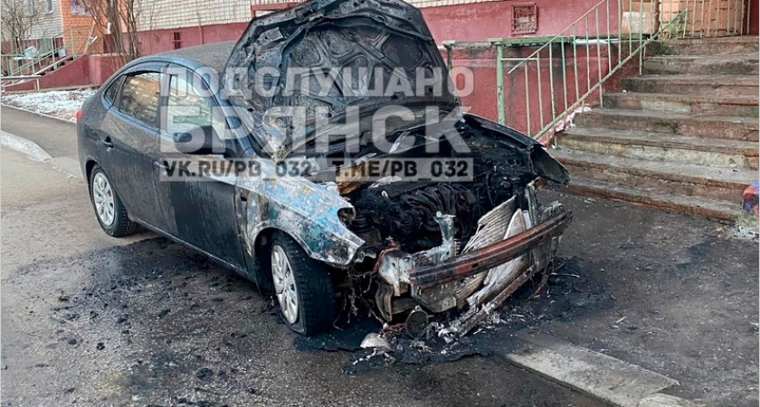 В Брянске у «Китайской стены» сгорел автомобиль