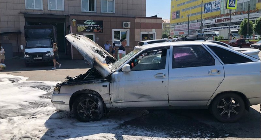 В Брянске у ТРЦ «Мельница» выгорела легковая машина
