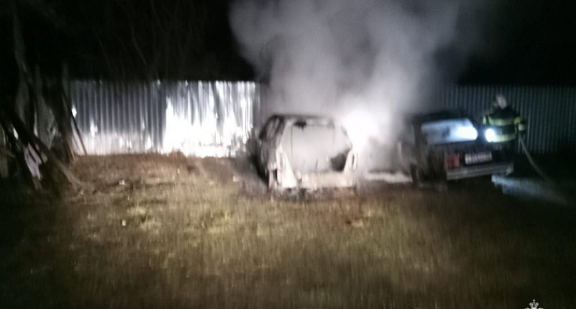 Пожар в Выгоничах: ночью сгорело два легковых автомобиля