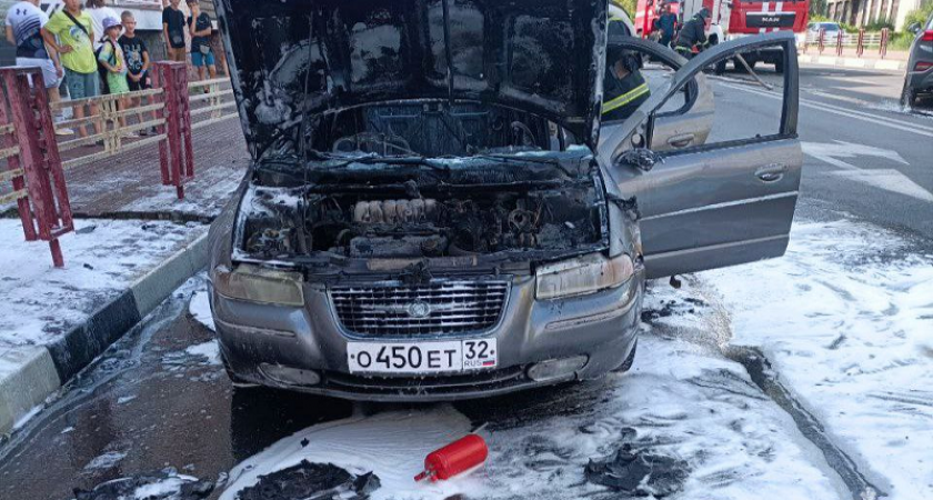 Пожар в Брянске: на улице Дуки сгорела легковая машина