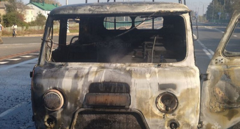 Грузовой УАЗ сгорел прямо на дороге «Брянск-Новозыбков»