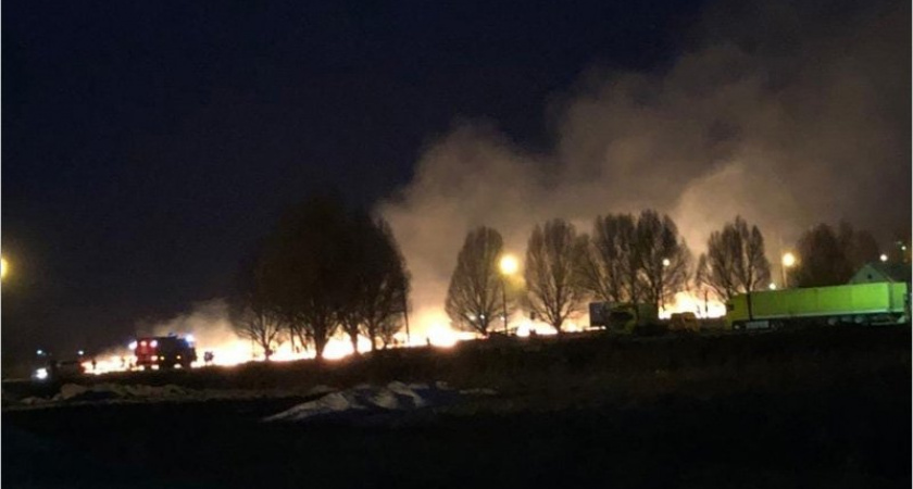 Брянские пожарные ночью тушили пылающее поле между Чайковичами и Камвольным
