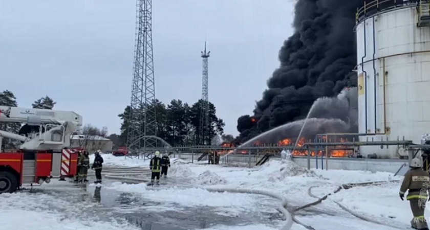 Пожар на нефтебазе в Клинцах продолжается более 12 часов, пожарные готовятся тушить резервуары ночью