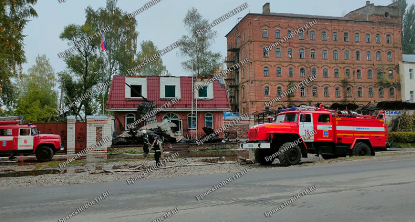 В Новозыбкове сгорел магазин стройматериалов, огонь перекинулся на соседнее здание