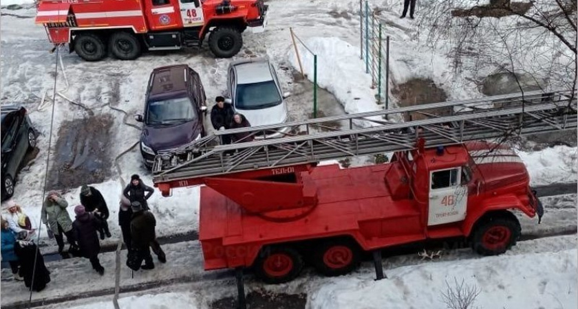В Трубчевске пожарные были вынуждены эвакуировать целый подъезд