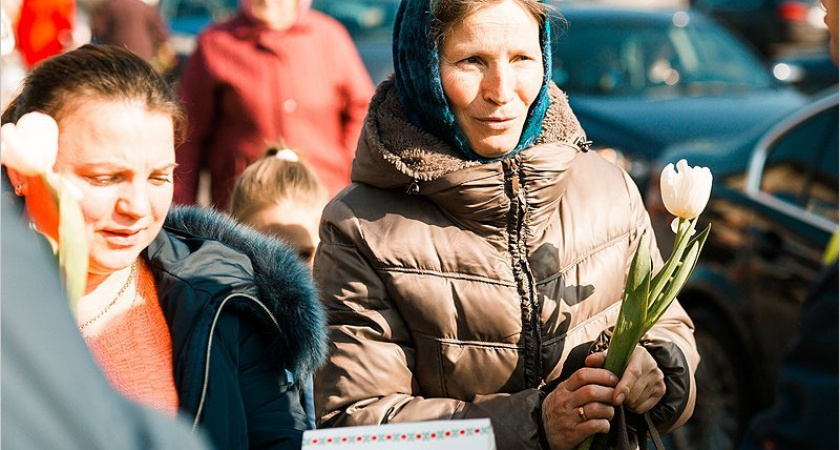 Брянск занял второе место в рейтинге городов, женщины в которых чаще всего получают цветы