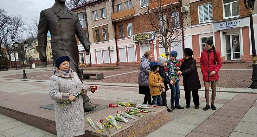 «Он был рождён для неба»: в Брянске почтили память первого космонавта Земли