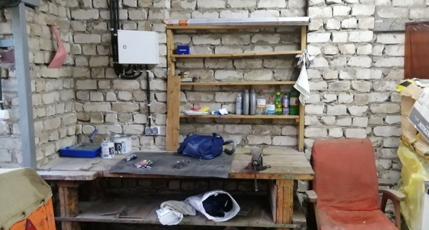 В Брянске молодой «покупатель» увел из гаража пенсионера 70 тысяч рублей «заначки»