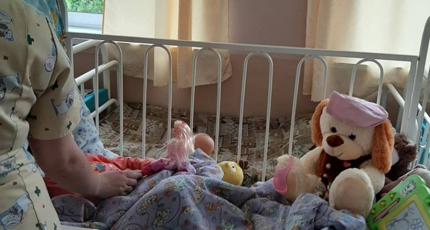 Брянские следователи взяли шефство над истощенной 7-летней девочкой-маугли