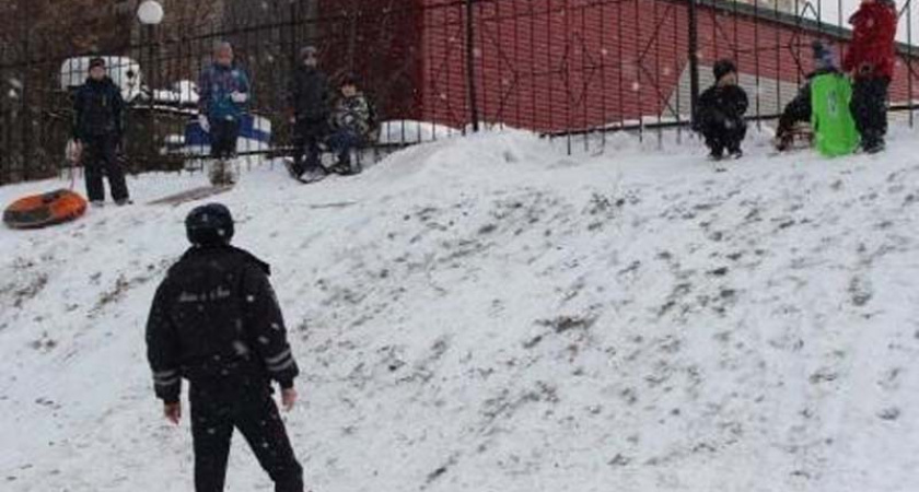 Госавтоинспекция Брянска ищет стихийные снежные горки у дорог