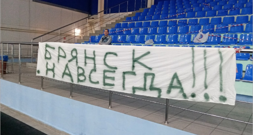 Брянские хоккеисты в равной борьбе уступили гостям из Рязани в овертайме