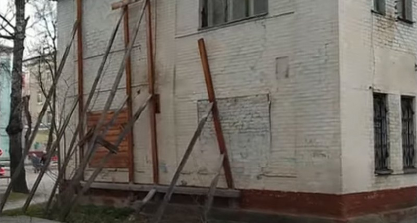 В Брянске утром горела квартира в полуаварийном доме