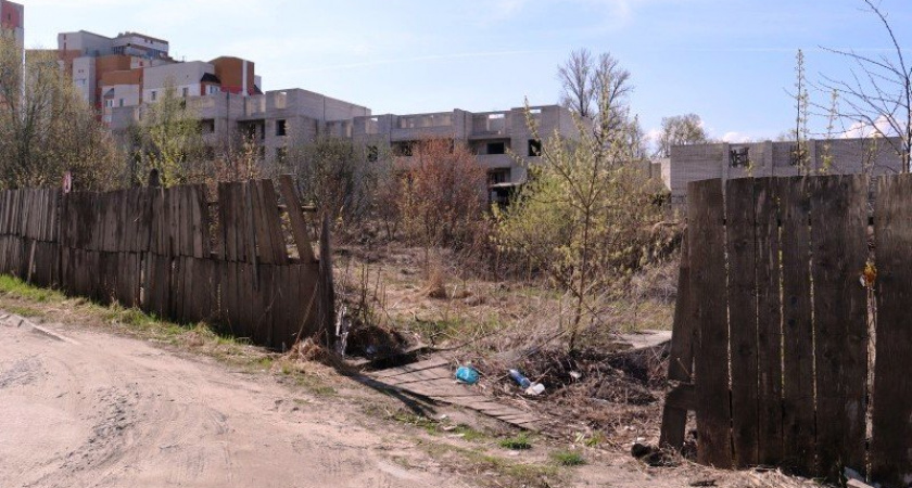 Заброшенную стройку на улице Брянского Фронта облюбовали малолетние «сталкеры»
