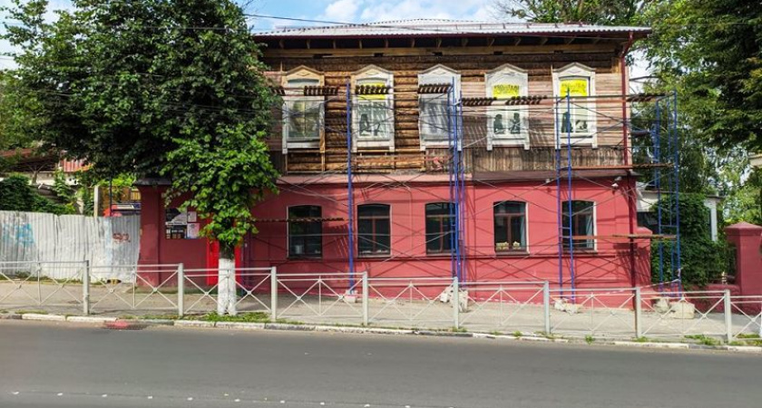 В Брянске ремонтируется сгоревший в марте исторический дом на улице Фокина
