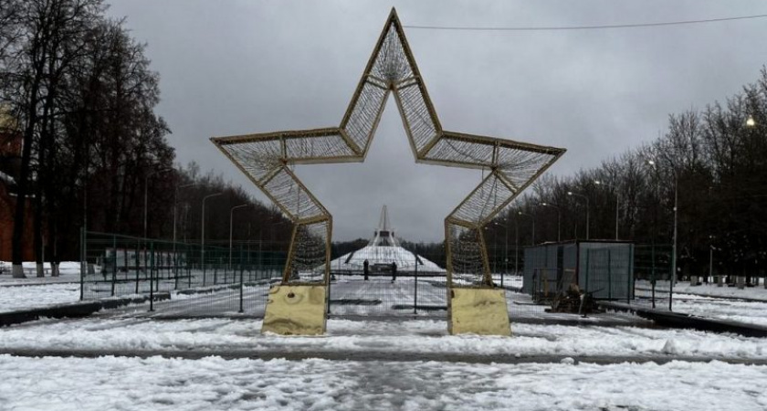 В Брянске на площади Воинской Славы начался монтаж открытого катка