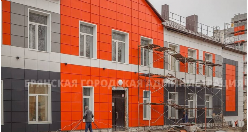 Новая брянская школа под угрозой срыва! Подрядчик “заморозил” строительство пристройки к школе №13