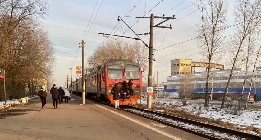 Транспортная полиция Брянска вычислила малолетних зацеперов, катавшихся на электричке  