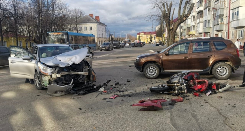 В Брянске «встретились» иномарка и мотоцикл, молодого человека увезла «скорая»